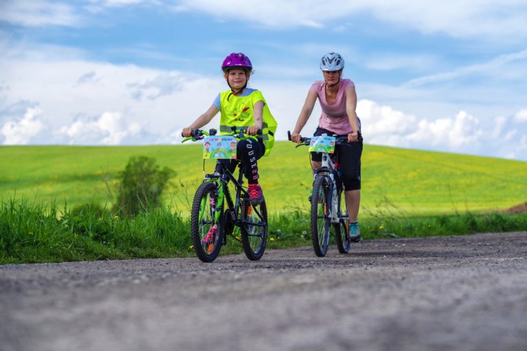Wakacje w domu: jak zadbać o bezpieczeństwo na rowerze i hulajnodze?