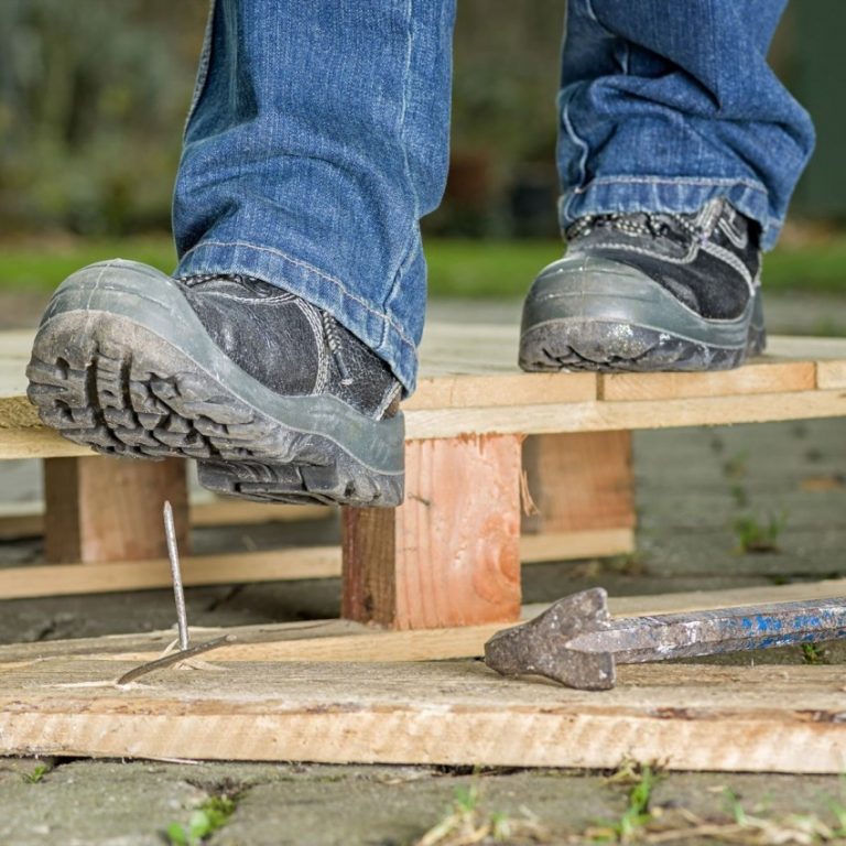 Porady praktyczne – Jak wybrać odpowiednie buty robocze ?