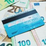 Karta płatnicza leżąca na banknotach euro – symbol taniego przewalutowania