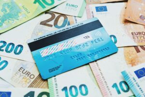 Karta płatnicza leżąca na banknotach euro – symbol taniego przewalutowania
