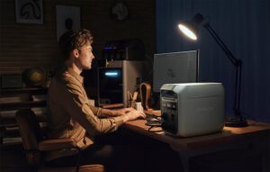 Mobilna stacja zasilania Delta Pro 3 podczas pracy w domu jako backup energetyczny