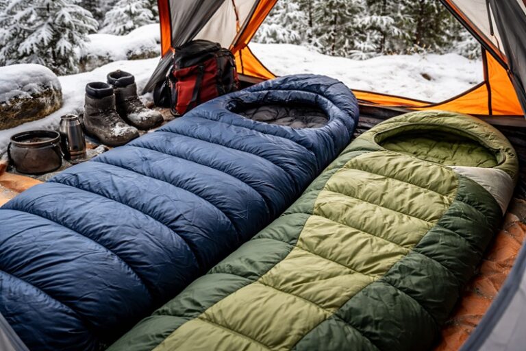 śpiwór zimowy vs cztery pory roku ułożone w namiocie podczas zimowego biwaku na śniegu