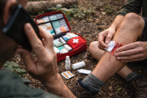 udzielanie pierwszej pomocy w lesie na biwaku z opatrunkiem i apteczką