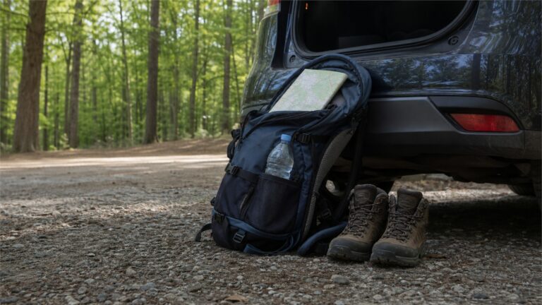 Plecak, mapa i buty trekkingowe przygotowane na jednodniową wyprawę bez planu