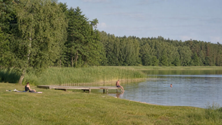 Małe, spokojne kąpielisko nad jeziorem poza popularnym kurortem