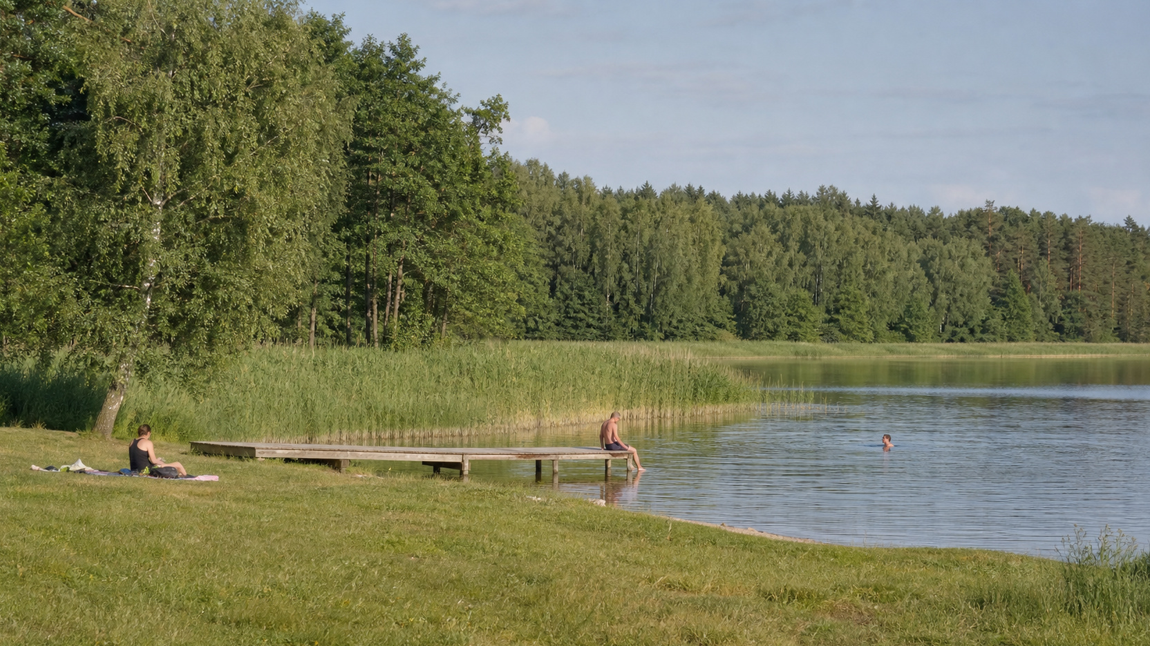 Małe, spokojne kąpielisko nad jeziorem poza popularnym kurortem
