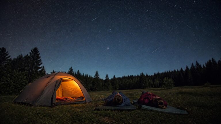 Nocny biwak podczas obserwacji Perseidów pod rozgwieżdżonym niebem