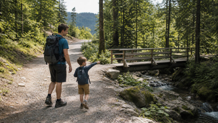 Rodzic z dzieckiem podczas pierwszego trekkingu na łagodnym szlaku górskim